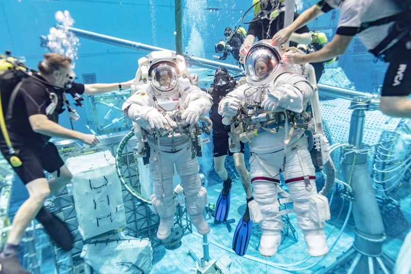 Hai phi hành gia của NASA tập luyện trong bể bơi.Ảnh: NASA