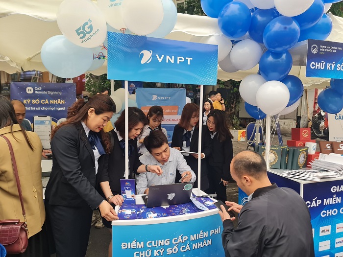 Người dân đăng ký chữ ký số cá nhân tại gian hàng của VNPT Hà Nội. Ảnh: PL