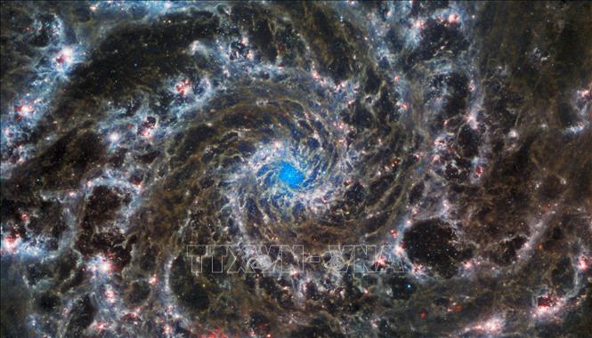  Hình ảnh chụp bởi kính viễn vọng không gian James Webb cho thấy tâm của M74, một thiên hà xoắn ốc cách Trái Đất 32 triệu năm ánh sáng, bao gồm khoảng 100 tỷ ngôi sao. Ảnh: AFP/TTXVN