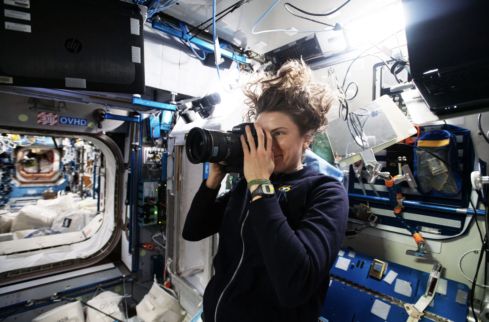 Phi hành gia Kayla Barron chụp ảnh bên trong mô-đun của ISS module.