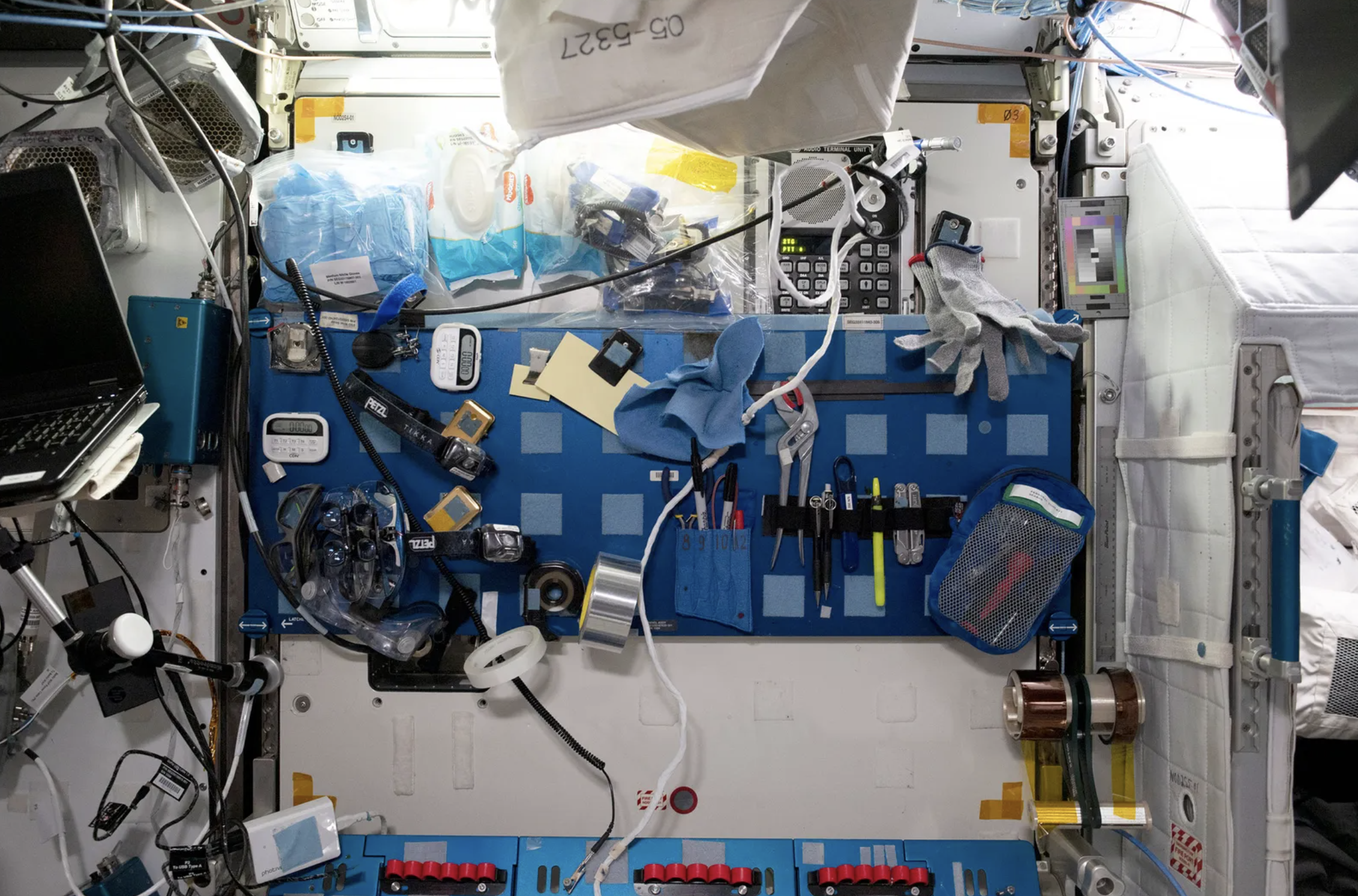 Phi hành gia Kayla Barron chụp ảnh bên trong mô-đun của ISS module.