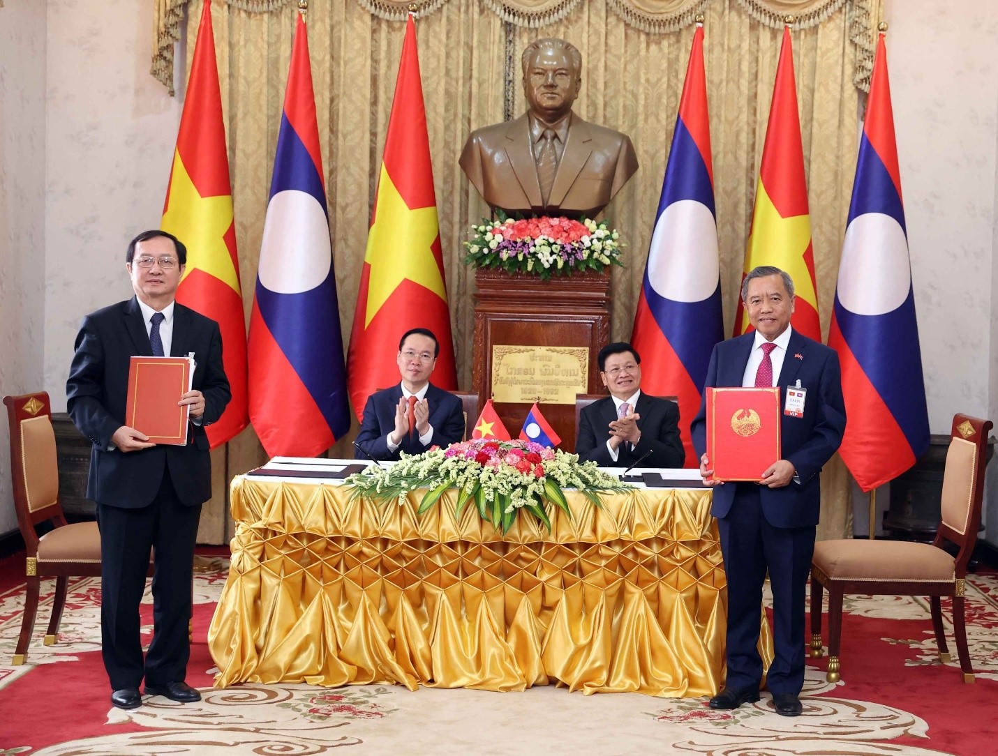 Bộ trưởng Bộ KH&CN Việt Nam (bìa trái) và Bộ trưởng Bộ Công nghệ và Truyền thông Lào Boviengkham Vongdara (bìa phải) ký Bản ghi nhớ về hợp tác trong lĩnh vực công nghệ và ĐMST trước sự chứng kiến của lãnh đạo hai nước. Ảnh: MOST