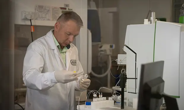 Giáo sư Wojciech Chrzanowski của Đại học Sydney đã phát triển bản sao mô phỏng phổi người tại phòng thí nghiệm để thử nghiệm các phương pháp chữa bệnh mới. Theo ông, “bất kỳ ai có kỹ năng cơ bản về nuôi cấy tế bào cũng có thể làm được việc này”
