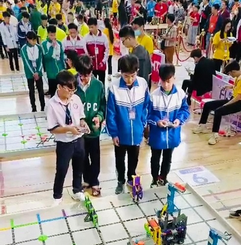 Đội tuyển của huyện Bình Gia (Lạng Sơn) tại Giải vô địch Robotics VEX IQ toàn quốc 2023, tháng 2/2023. Ảnh: ĐHS