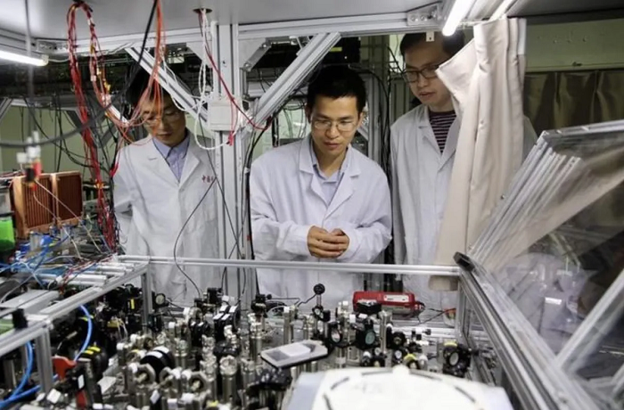 Các nhà nghiên cứu từ Đại học Khoa học và Công nghệ Trung Quốc kiểm tra hoạt động của máy tính lượng tử tại phòng thí nghiệm ở Thượng Hải. Ảnh: Tân Hoa xã