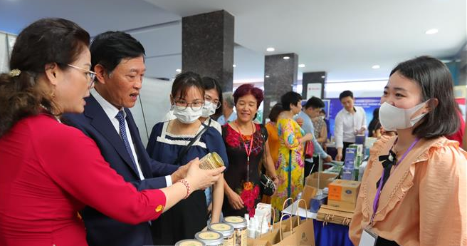 Thứ trưởng Bộ KH&CN Trần Văn Tùng tham quan các gian hàng trong triển lãm. Nguồn: TTXVN