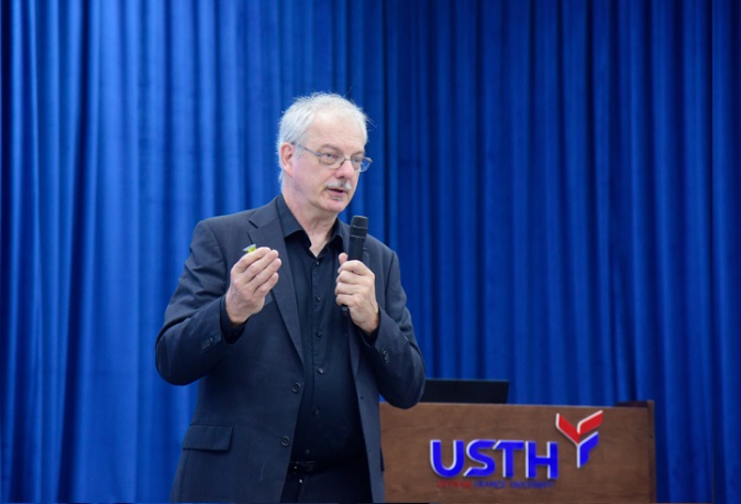 GS Morten Peter Meldal chia sẻ về ứng dụng hóa học click trong bài giảng đại chúng tại Việt Nam. Ảnh: USTH