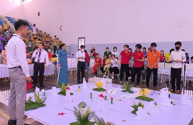 Học sinh của tất cả 19 trường THCS ở huyện Phù Ninh, tỉnh Phú Thọ, đều có đội thi đấu lập trình robot KCBOT tại Ngày hội “Chuyển đổi số – Giáo dục STEM” hôm 21/4/2023. Ảnh: ĐHS