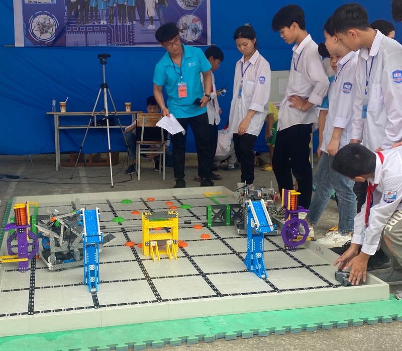 Sân chơi robotics của các trường mầm non huyện Phù Ninh, tỉnh Phú Thọ, tại Ngày hội “Chuyển đổi số – Giáo dục STEM” hôm 21/4/2023. Ảnh: ĐHS