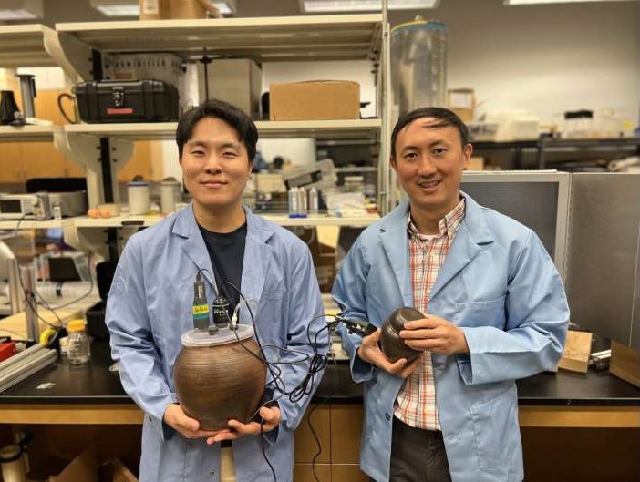 David Hu (bên phải), giáo sư cơ khí tại Georgia Tech, và nghiên cứu sinh tiến sĩ Soohwan Kim, cùng chiếc hũ onggi dùng trong thí nghiệm lên men của họ. Ảnh: HV Công nghệ Georgia