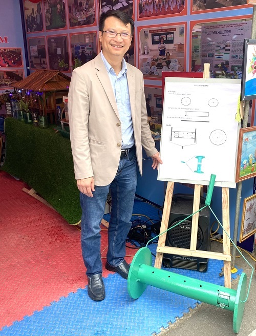 TS Dương Tuấn Hưng (Viện Hàn lâm KH&CN Việt Nam), một chuyên gia của Liên minh STEM, vui mừng khi thấy các sản phẩm máy gieo hạt được trưng bày tại Ngày hội STEM của huyện Phù Ninh, tỉnh Phú Thọ, tháng 4/2023, đều có bản vẽ thiết kế kỹ thuật đi kèm. Ảnh: ĐHS