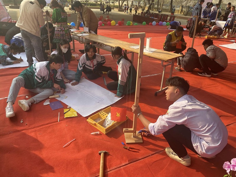 Các nhóm học sinh lên thiết kế với các số đo cụ thể, trước khi bắt tay vào chế tạo cột cờ trong Ngày hội STEM 2023 của huyện Si Ma Cai, tỉnh Lào Cai, tháng 1/2023. Ảnh: ĐHS
