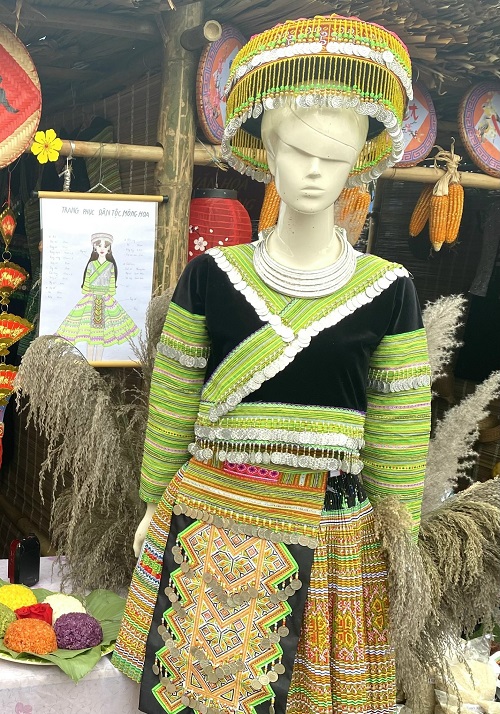 Trang phục dân tộc Mông Hoa được trưng bày kèm theo bản vẽ thiết kế ở Ngày hội STEM - Nét đẹp truyền thống quê hương của Trường THCS Quang Trung, TP Yên Bái, tỉnh Yên Bái, tháng 1/2023. Ảnh: ĐHS