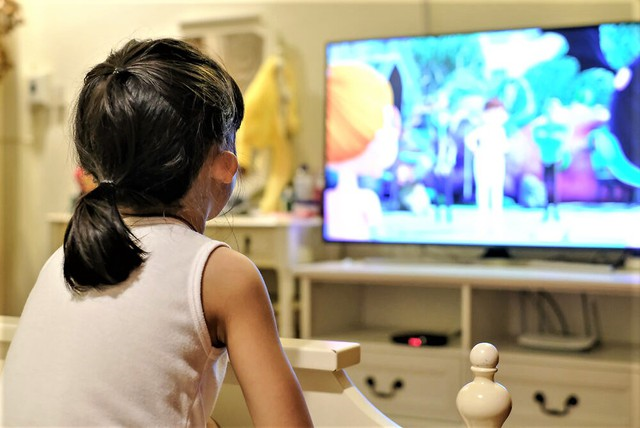 Trung bình trẻ em dành gần hai tiếng để xem tivi và video trên mạng. Ảnh: benhvienbaichay.vn