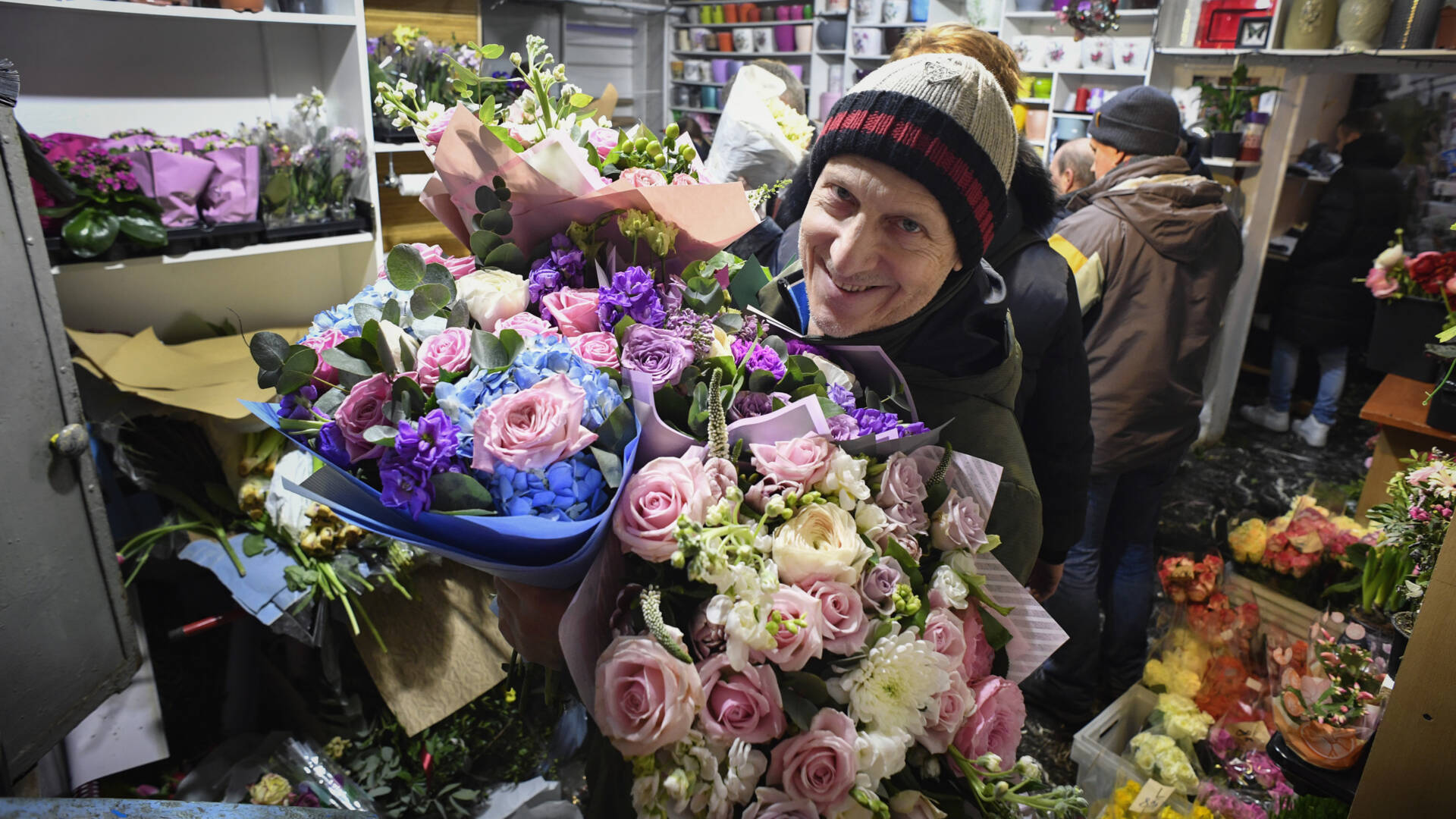 Bên trong một tiệm hoa ở Moscow. Ảnh: AFP