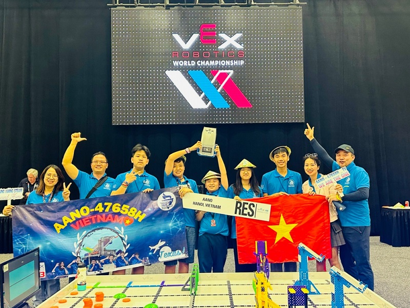 Đội AANO của Trường THCS Trưng Vương, Hà Nội, đoạt giải Tinh thần Thi đấu (Sportsmanship Award) ở bảng Research của khối Trung học tại giải VEX World Championship 2023. Ảnh: STEAM for Vietnam