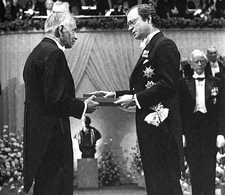 Subrahmanyan Chandrasekhar nhận giải Nobel vào năm 1983.