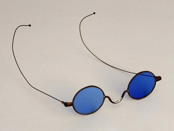 Kính râm với tròng kính màu xanh và khung kim loại do James Ayscough thiết kế. Ảnh: Arlington House