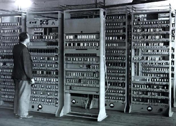 Máy tính EDSAC, chiếc máy tính điện tử đầu tiên ở Anh. Nguồn: engadget.com