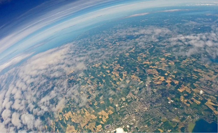  Ads (0:00)  Hình ảnh Trái đất chụp từ khinh khí cầu - Ảnh: YAHOO NEWS