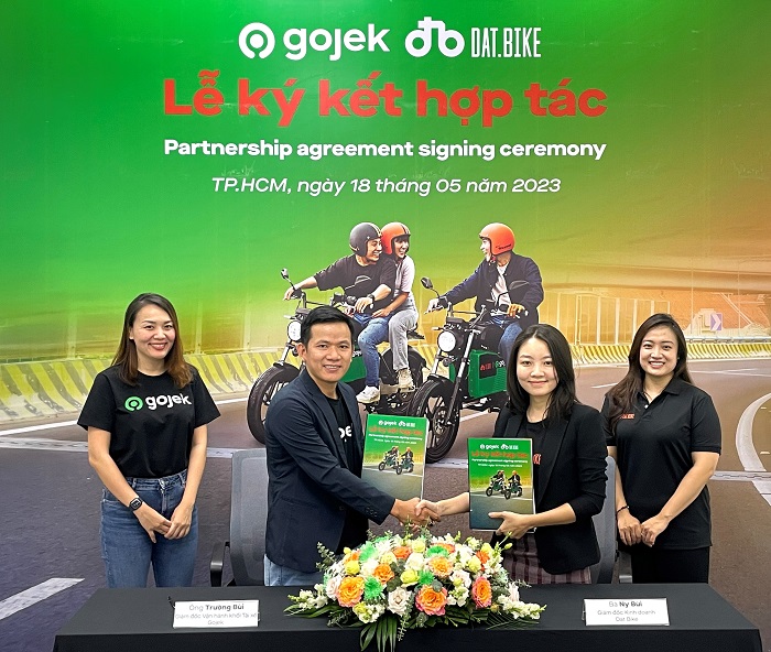 ●	Người dùng Gojek có thể trải nghiệm dịch vụ GoRide, GoFood, và GoSend với xe điện Dat Bike từ ngày 18/05/2023