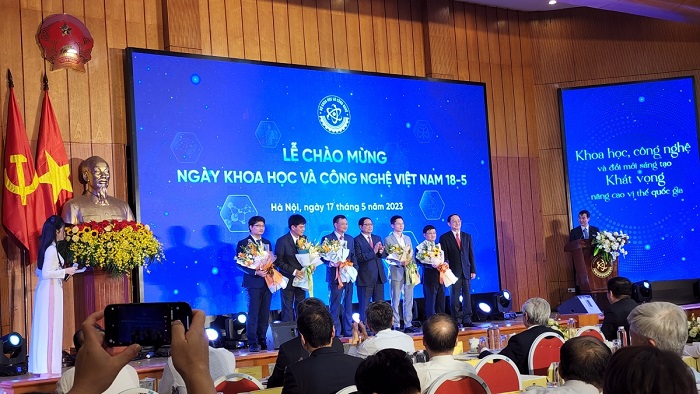 Thủ tướng Phạm Minh Chính và Bộ trưởng Huỳnh Thành Đạt tặng hoa cho 5 đại diện các nhà khoa học. Ảnh: VOV