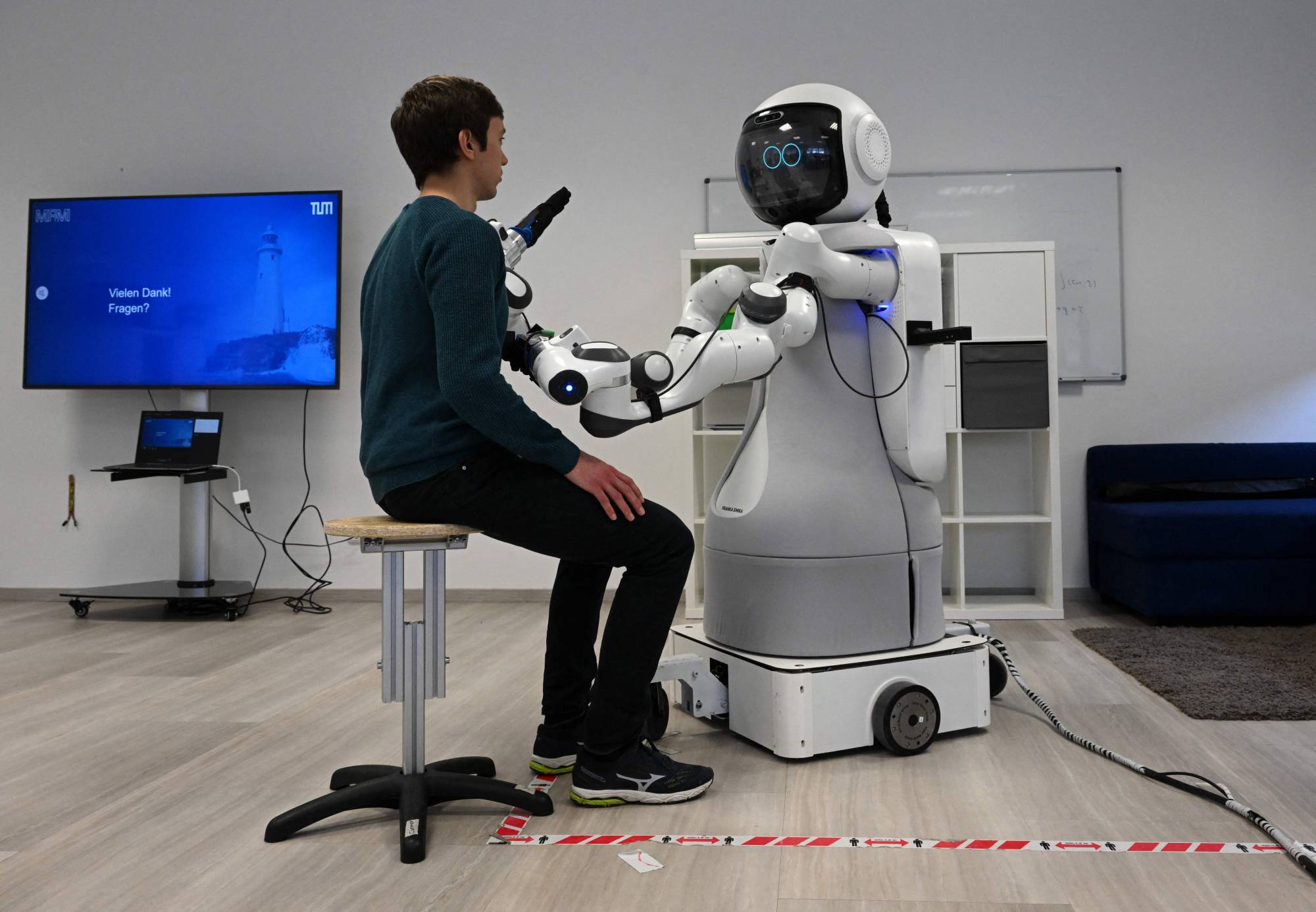 Robot hình người được sử dụng để hỗ trợ chăm sóc, điều trị. Ảnh: AFP/Getty Images