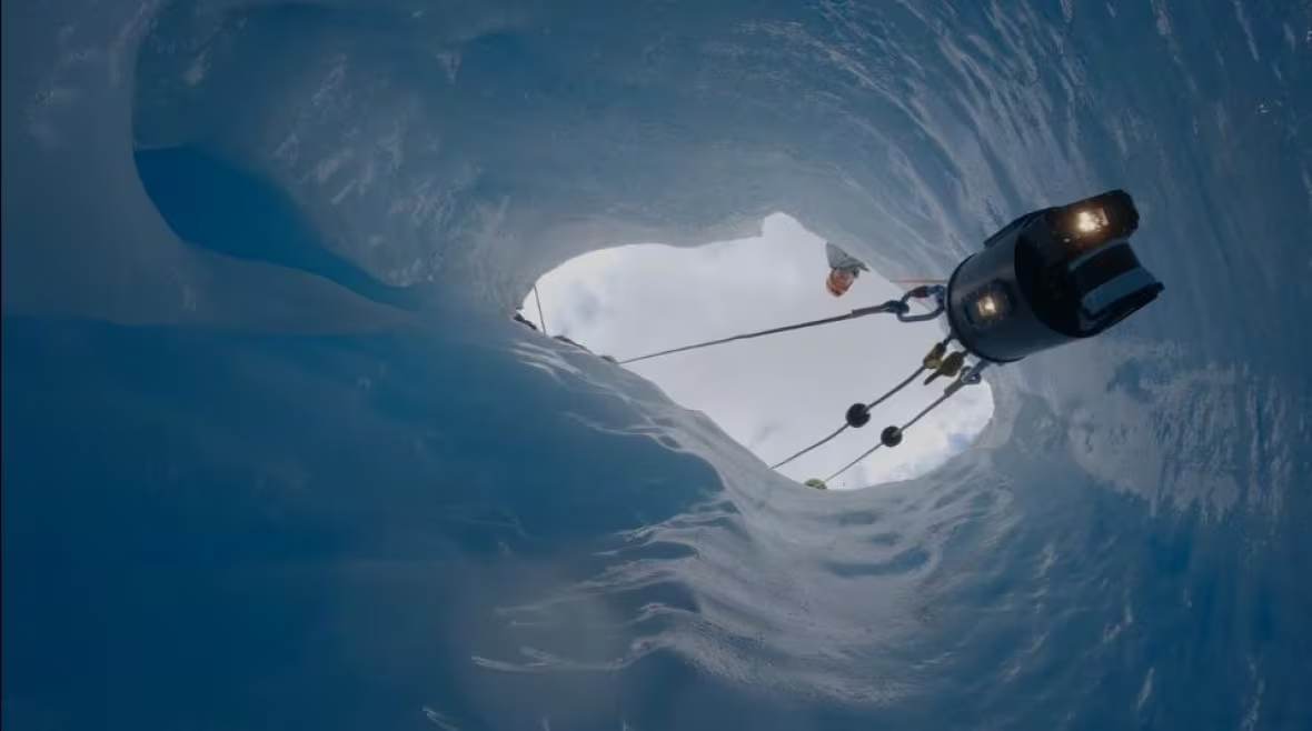 Nhóm nghiên cứu đưa cảm biến đầu robot gồm lidar và camera lập thể xuống hố băng thẳng đứng tại sông băng Athabasca.Nguồn: NASA/JPL/Caltech