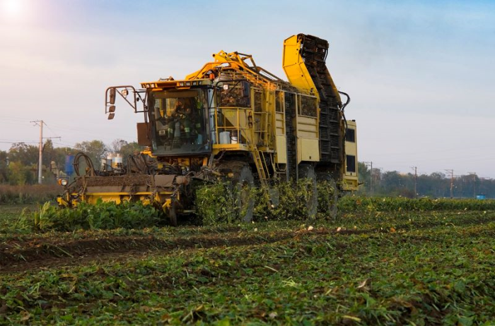 Trọng lượng khổng lồ của máy kéo gây ảnh hưởng nghiêm trọng tới môi trường đất và việc sản xuất nông nghiệp.