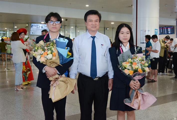 Thứ trưởng Nguyễn Hữu Độ chúc mừng 2 em Nguyễn Thị Mai Anh và Nguyễn Bình Giang đoạt giải Ba chính thức của Hội thi