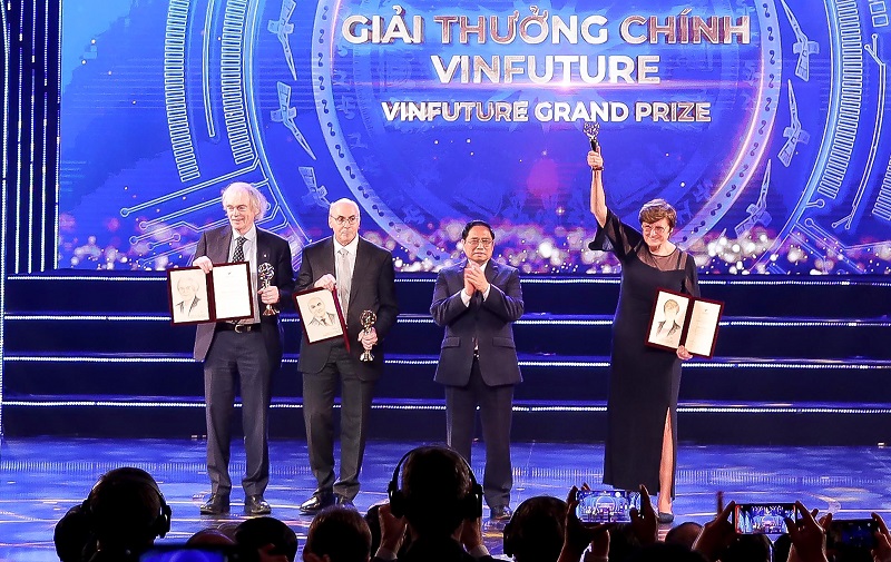 Thủ tướng Phạm Minh Chính trao Giải thưởng Chính của VinFuture cho ba nhà khoa họcKatalin Kariko, Drew Weissman (Mỹ) và Pieter Cullis (Canada) vì đã phát triển công nghệ nghiên cứu vaccine mRNA, mở đường tạo ra các loại vaccine ngăn ngừa Covid-19 hiệu quả.