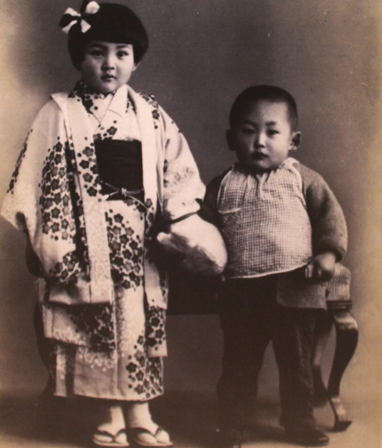 Một bức hình chụp Shinichi Tetsutani và chị gái khi còn sống.