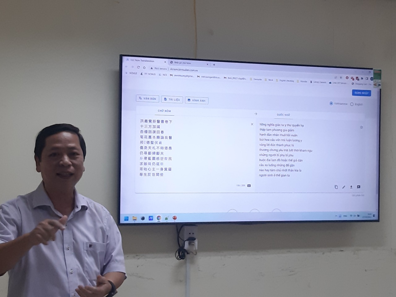 PGS.TS Đinh Điền, trưởng nhóm nghiên cứu, chia sẻ về hệ thống. Ông đã có kinh nghiệm phát triển rất nhiều hệ thống chuyển ngữ như phần mềm dịch tự động sang chữ nổi (Braille) cho người khiếm thị, và nổi tiếng nhất là kim từ điển - một loại từ điển điện tử được sử dụng rất phổ biến trước đây. 