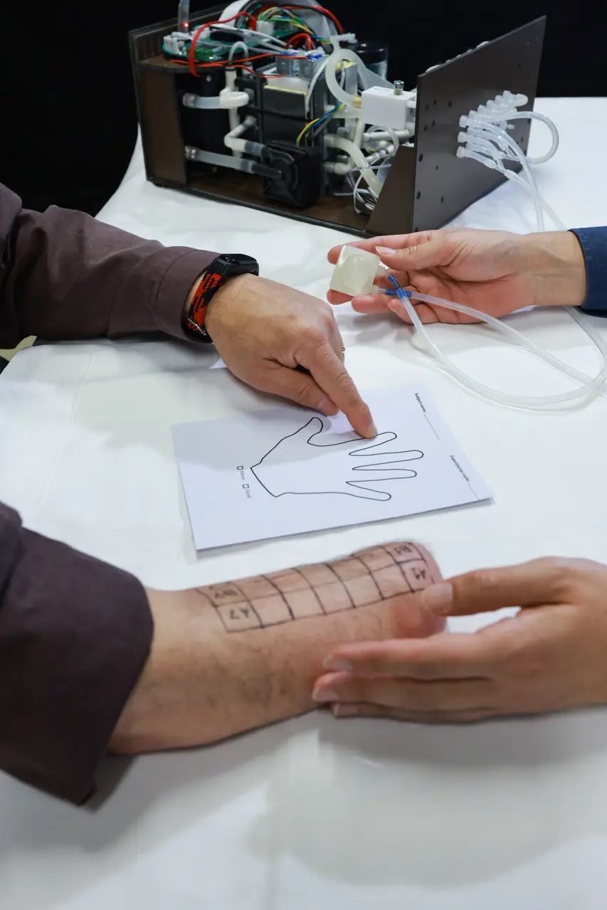Tình nguyện viên chỉ ra vị trí mình cảm nhận được nhiệt độ trên hình vẽ bàn tay. Nguồn: Alain Herzog/EPFL