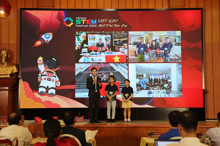 Hai em Phan Anh, Phương Anh đến từ đội tuyển robotics SWITCH - Nhà vô địch giải đấu VEX IQ bảng Tiểu học trong cuộc thi VietNam VEX IQ National Championship. Ảnh: Ngày hội STEM
