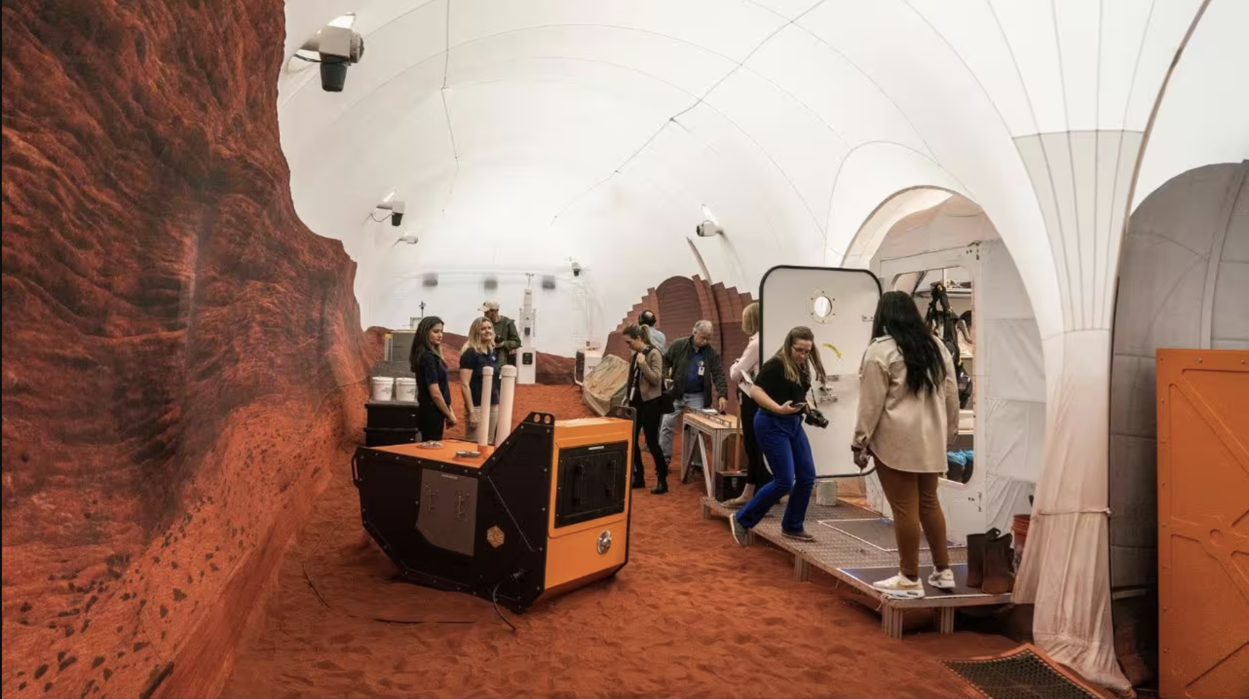 Các chuyên gia NASA đang gấp rút hoàn thiện không gian mô phỏng sao Hỏa. Họ đã tạo ra một khu vực rộng hàng trăm mét vuông chứa đầy cát đỏ.