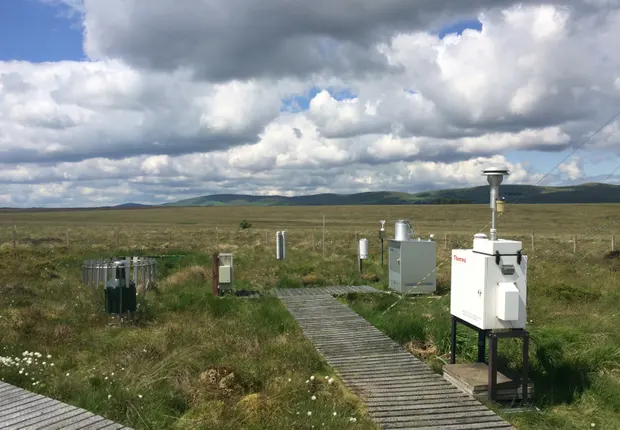 Trạm giám sát chất lượng không khí Auchencorth Moss gần Edinburgh, một trong 2 địa điểm ở Anh cho thấy sự có mặt của hơn 180 loài. Ảnh: Phòng thí nghiệm vật lý quốc gia 