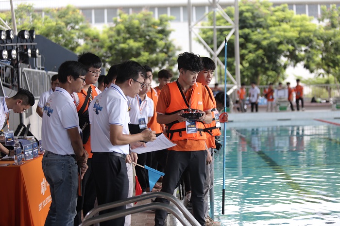 Các đội thi tham gia vòng chung kết thiết kế và chế tạo tàu ngầm. Ảnh: FPT Polytechnics