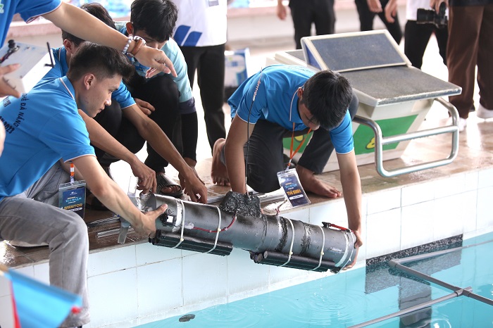 Đội thi Đà Nẵng thả tàu ngầm xuống hồ nước. Ảnh: FPT Polytechnics