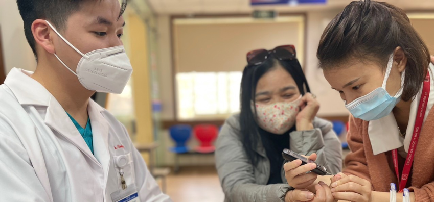 Nhân viên y tế lấy mẫu xét nghiệm cho bệnh nhân tiểu đường. Ảnh: Bệnh viện Đại học Y Hà Nội