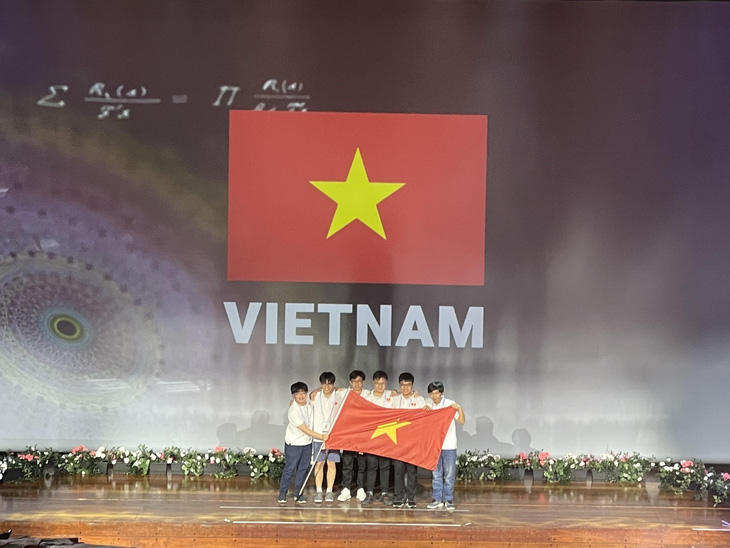 Đoàn học sinh Việt Nam đạt kết quả cao tại kỳ Olympic toán học quốc tế năm 2022.