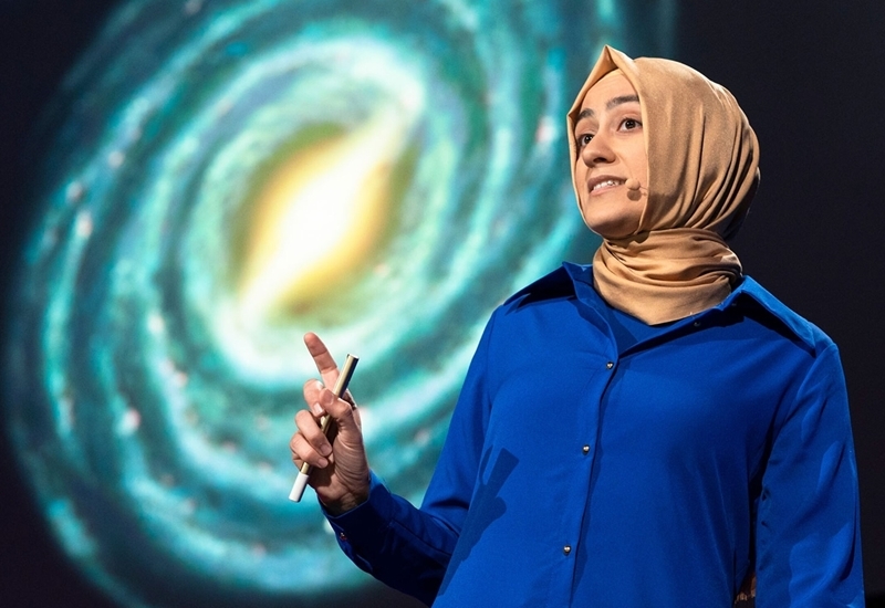 Nhà vật lý thiên văn Burçin Mutlu-Pakdil trình bày bài diễn thuyết trong sự kiện TED2018 ở Vancouver, Canada. Ảnh: Ryan Lash.