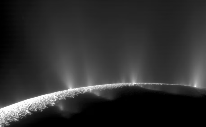 Các cột nước đá và hơi phun ra từ vùng cực nam của Enceladus, mặt trăng của sao Thổ, theo quan sát của tàu vũ trụ Cassini của NASA. Ảnh: NASA