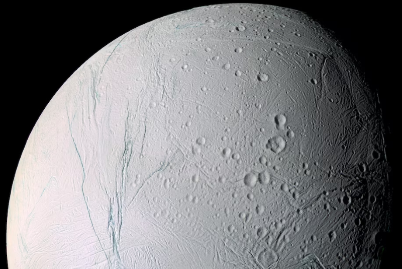 Các cột nước của Enceladus được cho là phun từ một đại dương ngầm ra không trung qua các vết nứt trong lớp vỏ băng đá. Ảnh: NASA
