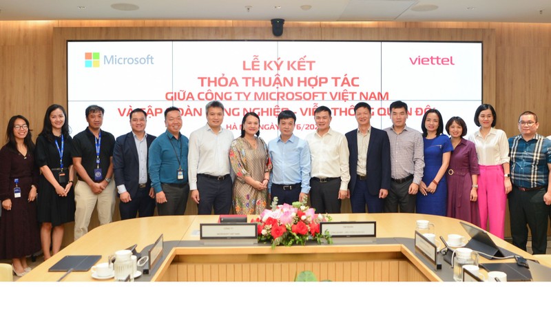 Đại diện Tổng Công ty Giải pháp doanh nghiệp Viettel và Công ty Microsoft Việt Nam tại lễ ký kết.