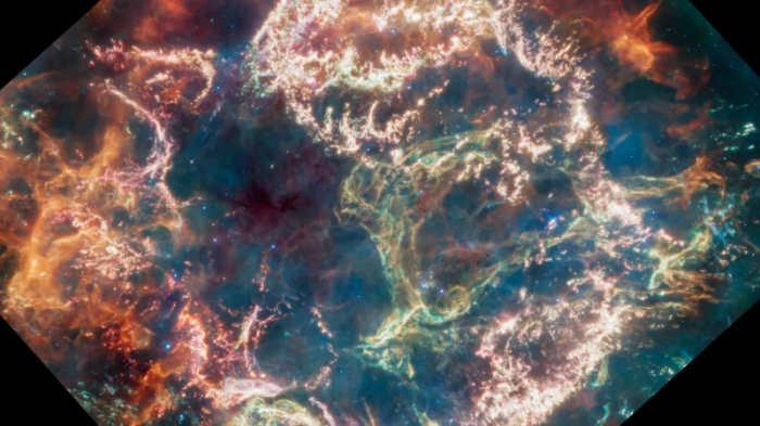 Một bức màn xanh mở ra tại tâm vụ nổ đầy màu sắc của tàn dư một siêu tân tinh. Ảnh: NASA