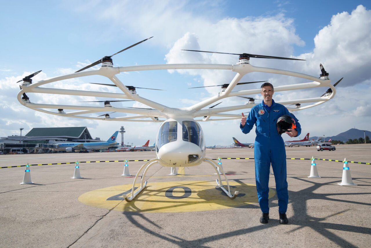 Phi công thử nghiệm Volocopter Damian Hischier phía trước Volocopter 2X sau chuyến bay thử nghiệm thành công tại sân bay Gimpo, Hàn Quốc. Ảnh: aviationtoday