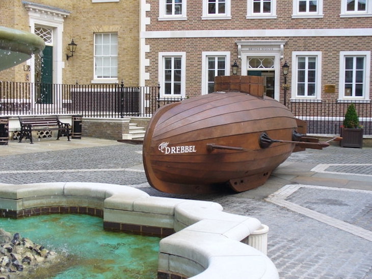 Mô phỏng tàu ngầm của Drebbel đã tái tạo bởi thợ đóng thuyền Mark Edwards vào năm 2002 như một phần của chương trình BBC về phát minh này. 