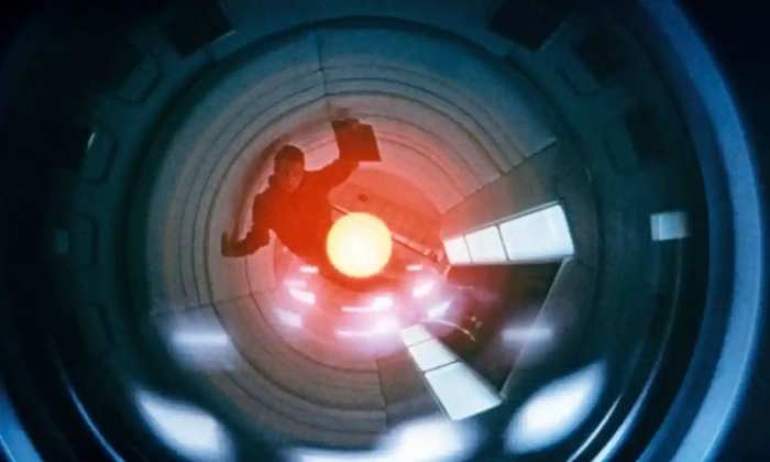 Một cảnh trong phim 2001: A Spae Odyssey với hình ảnh siêu máy tính HAL 9000 và bóng người phi hành gia duy nhất còn lại của tàu. Ảnh: Mgm 