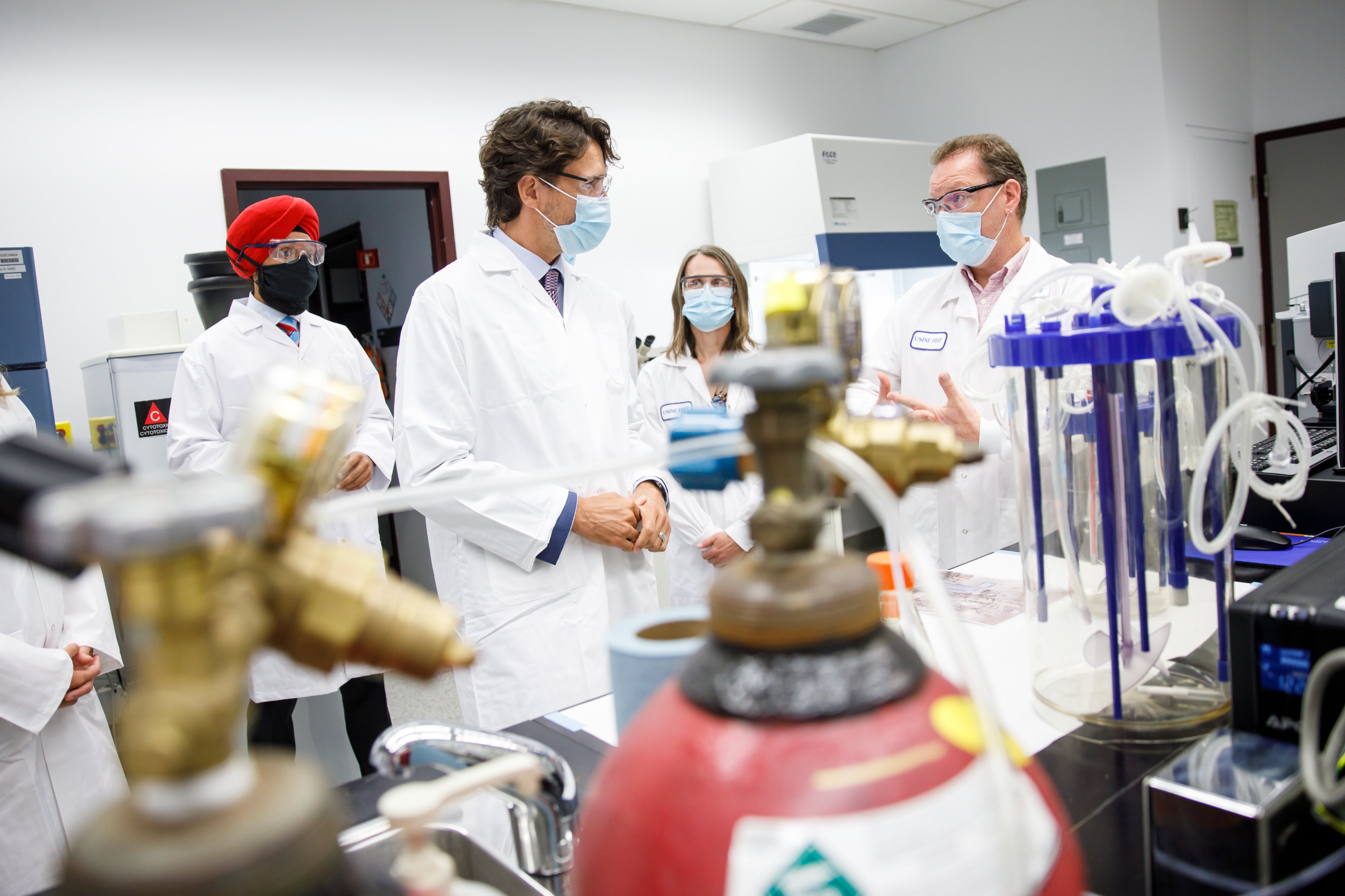 Tổng thống Canada Justin Trudeau tới trung tâm nghiên cứu Liệu pháp sức khỏe Royalmount ở Montréal.